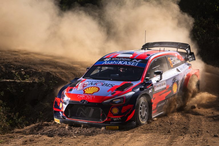 WRC Rally Italia Sardegna – Tanak vola, duello Sordo-Ogier