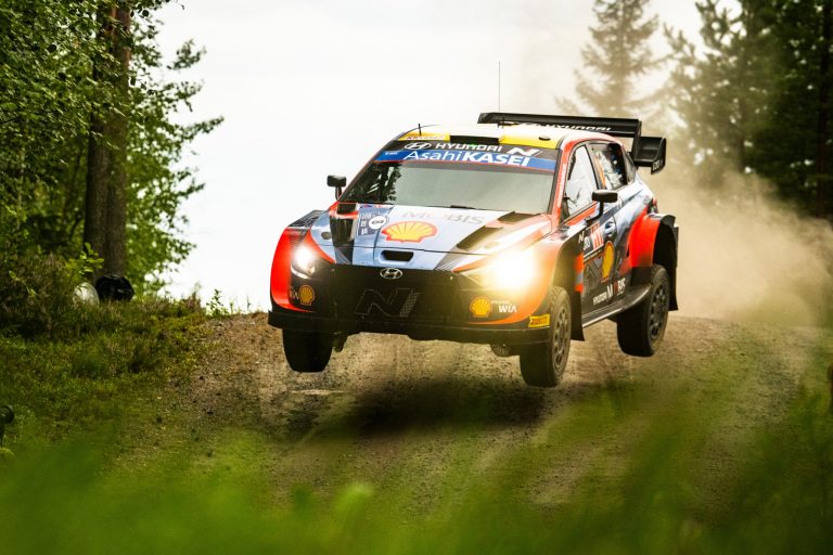 WRC Finlandia: Tanak comanda, Gazoo Racing insegue