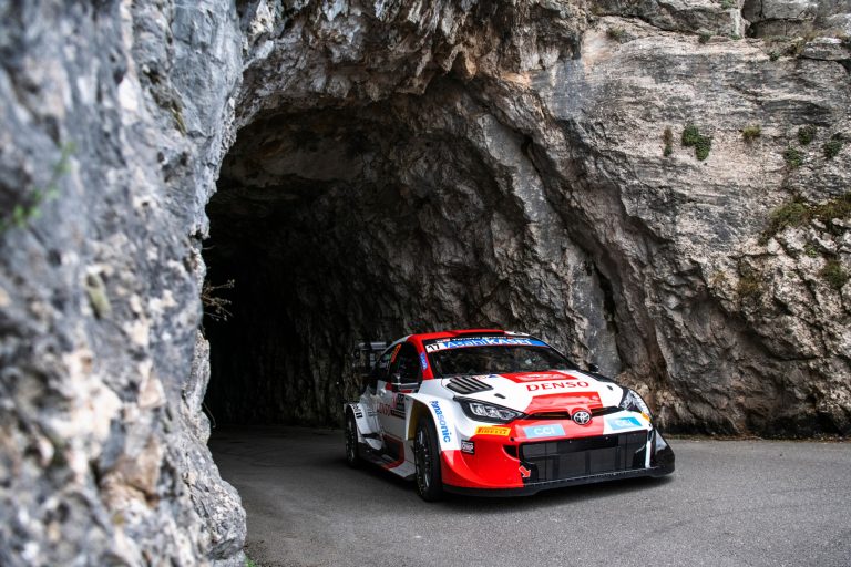 Sebastien Ogier primo leader del Rallye Montecarlo