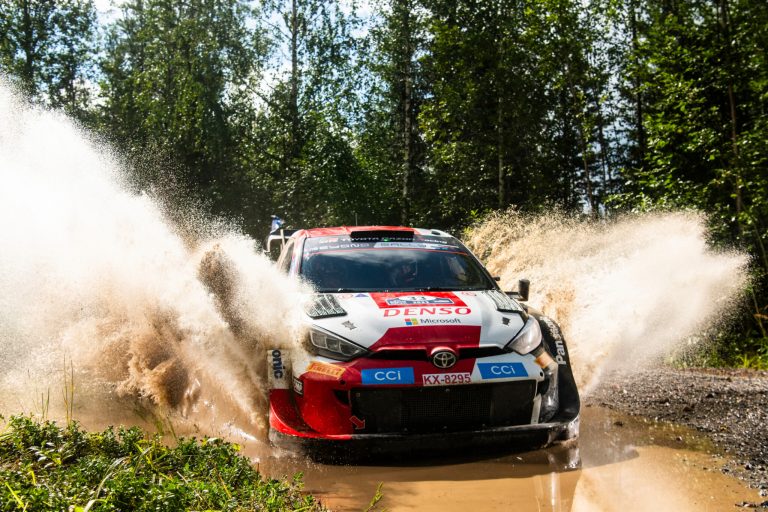 WRC Finlandia: Evans comanda, Neuville insegue