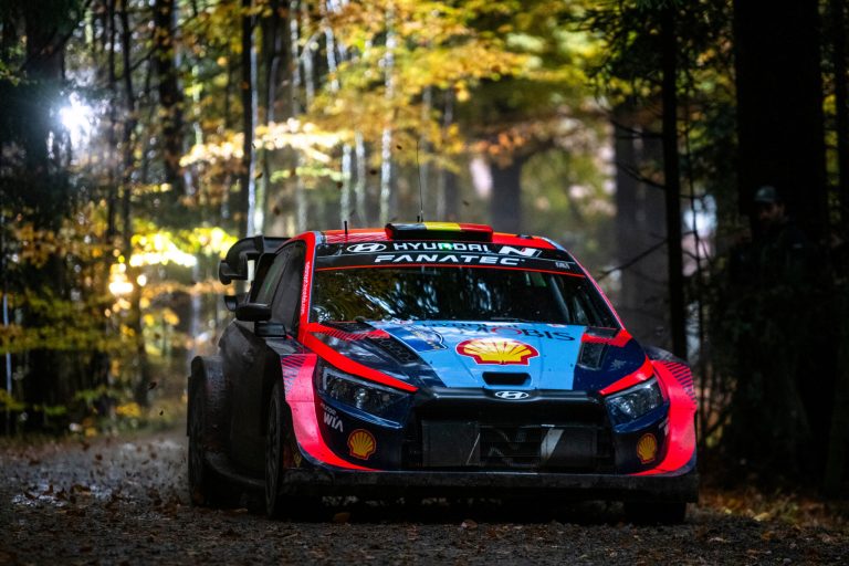 Central European Rally: Neuville in testa, Rovanpera controlla