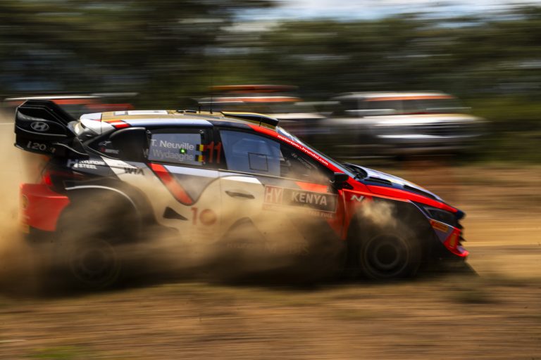 Safari Rally, PS1: Neuville davanti a Tanak