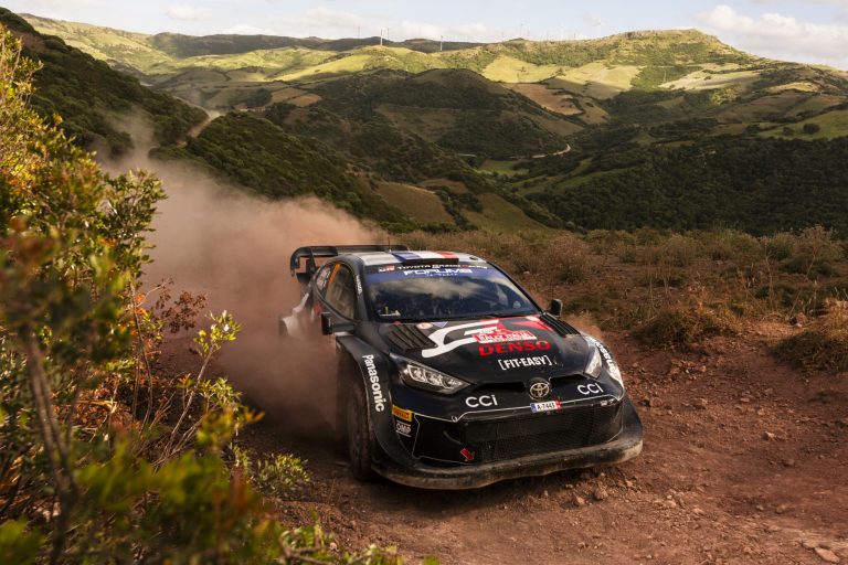 Rally Sardegna: Ogier torna davanti a Tanak nella seconda tappa