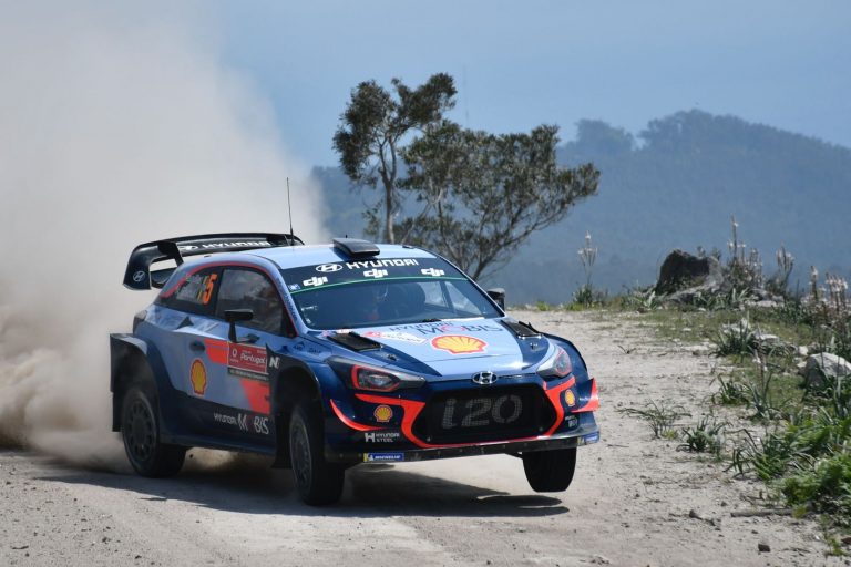 Rally di Portogallo: Neuville sorride, Evans gioca per Ogier, disastro Meeke