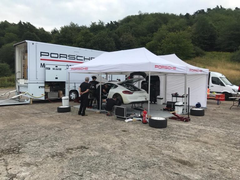 Romain Dumas collauda la Porsche Cayman RGT 2019