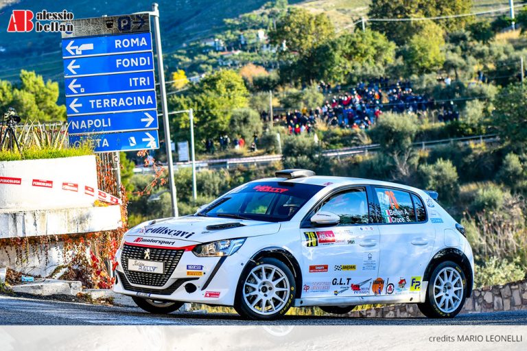 Sperlonga, Bellan sale su un podio tinto di giallo