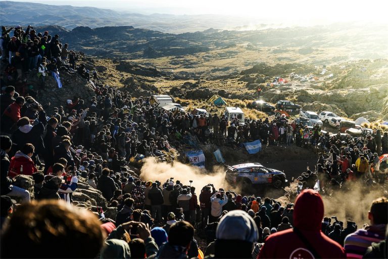 WRC, in Argentina una folla di passione