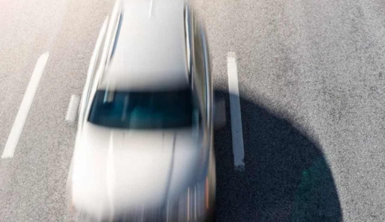 Auto corre veloce (Depositphotos foto) - www.rally.it