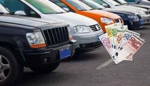 Auto parcheggiate e soldi (Depositphotos foto) - www.rally.it