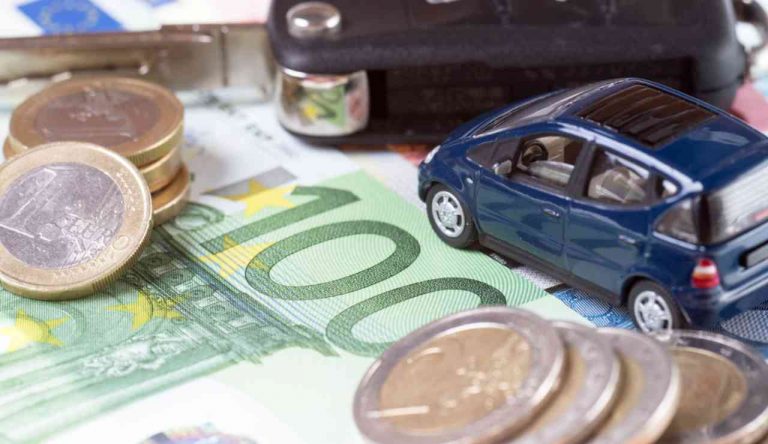 Automobile e soldi (Depositphotos foto) - www.rally.it