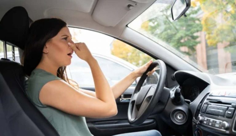 Cattivi odori in auto (Depositphotos foto) - www.rally.it