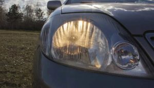 Fari auto accesi (Depositphotos foto) - www.rally.it