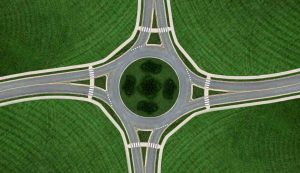 Illustrazione di una rotatoria (Canva FOTO) - rally.it