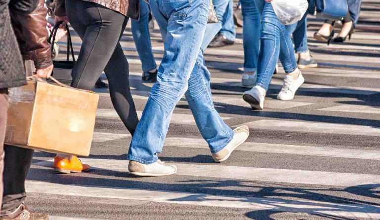 Pedoni (Canva foto) - www.rally.it