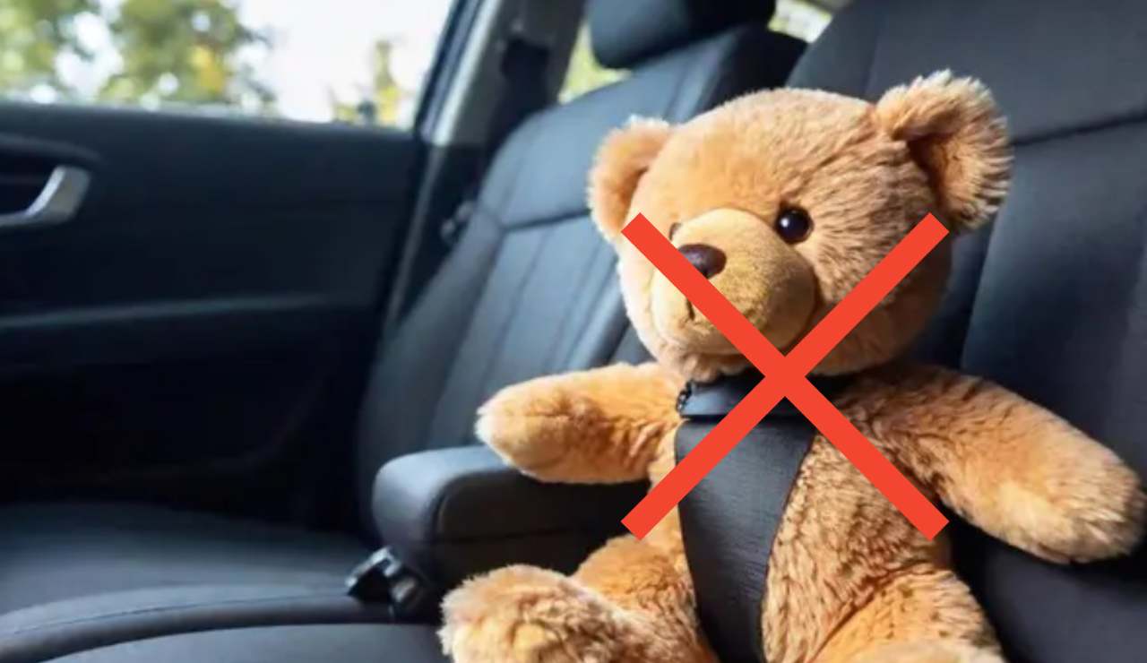 Peluche in auto (Depositphotos foto) - www.rally.it