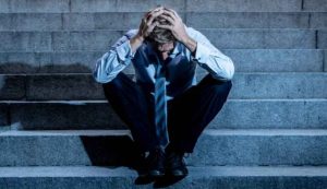 Uomo disperato in strada (Depositphotos foto) - www.rally.it