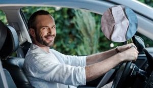 Uomo felice alla guida e trucco calze (Depositphotos foto) - www.rally.it