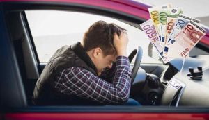 Uomo triste alla guida (Depositphotos foto) - www.rally.it