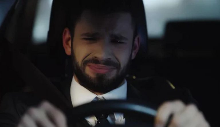 Uomo triste in auto (Depositphotos foto) - www.rally.it