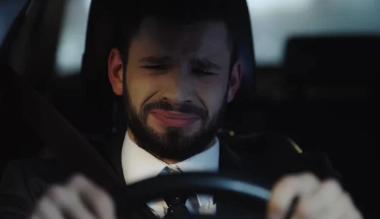 Uomo triste in auto (Depositphotos foto) - www.rally.it