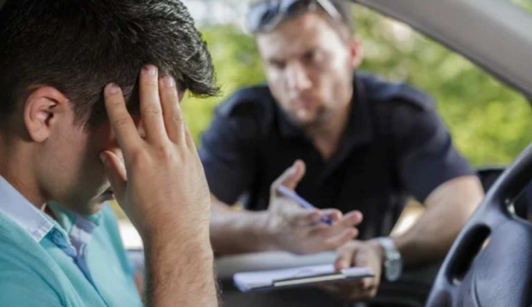 Agente e multa (Depositphotos foto) - www.rally.it