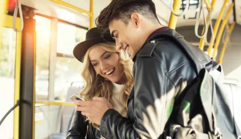 Coppia prende il bus (Depositphotos foto) - www.rally.it