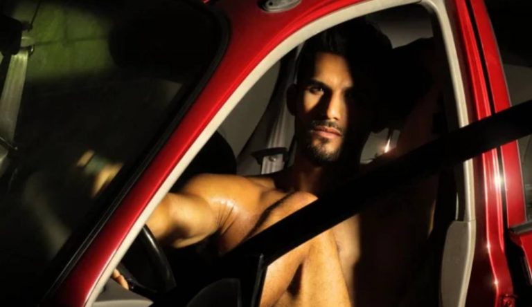 Uomo guida nudo (Depositphotos foto) - www.rally.it