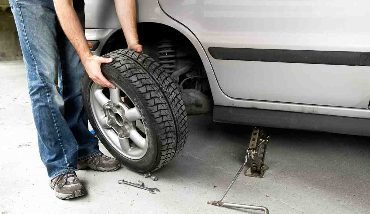 Pneumatici, quando bisogna cambiarli? Svelato il trucchetto: scopri se i meccanici ti stanno dicendo la verità o no
