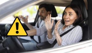 Coppia in auto e problemi (Depositphotos foto) - www.rally.it