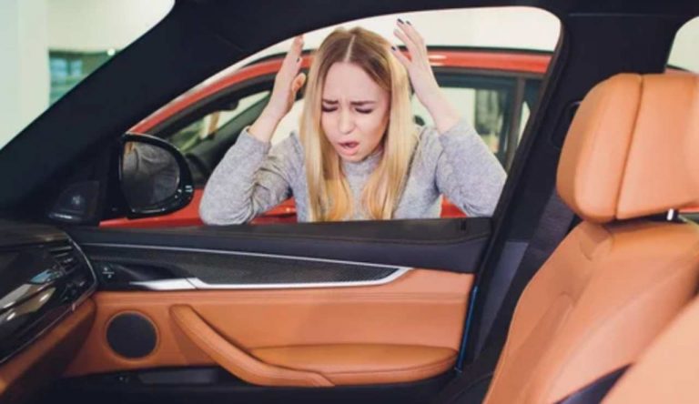 Donna disperata in un parcheggio (Depositphotos foto) - www.rally.it