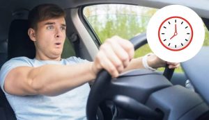 Guida e orologio (Depositphotos foto) - www.rally.it