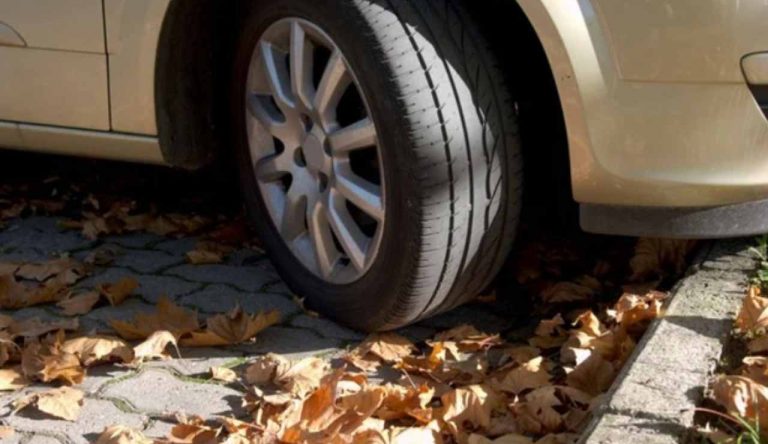 Parcheggio con ruota girata (Depositphotos foto) - www.rally.it