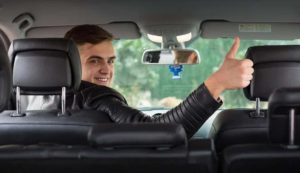 Ragazzo felice alla guida (Depositphotos foto) - www.rally.it