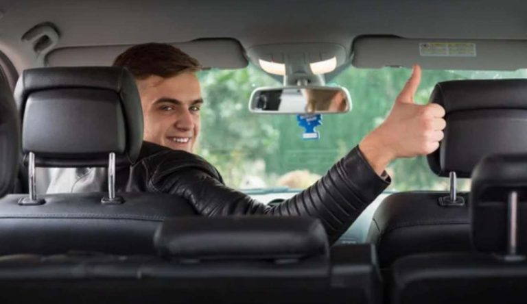 Ragazzo felice alla guida (Depositphotos foto) - www.rally.it