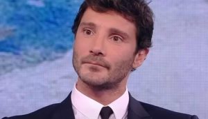 Stefano De Martino imbarazzato (Nove - youtube screenshot) - www.rally.it