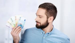 Uomo con soldi (Depositphotos foto) - www.rally.it
