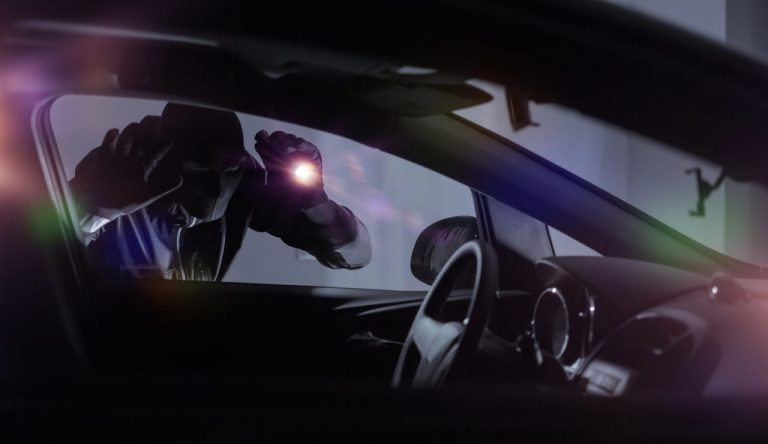 Auto furto ladro