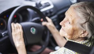 Automobilista anziana