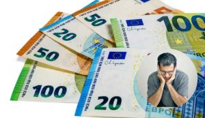 Banconote e uomo preoccupato