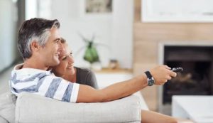 Coppia felice guarda la tv (Depositphotos foto) - www.rally.it