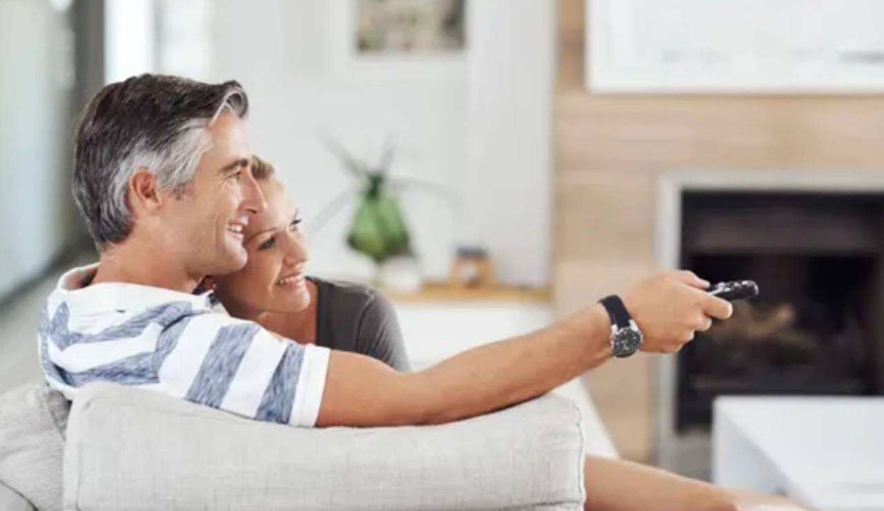 Coppia felice guarda la tv (Depositphotos foto) - www.rally.it