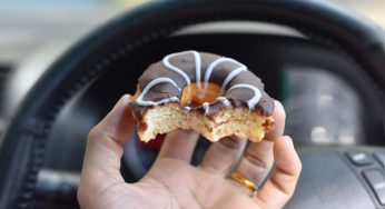 “Lei mangia troppi dolci, scenda subito dall’auto e ci dia la patente”: te la ritirano a vita, è tutta colpa della tua gola | Lo possono fare davvero