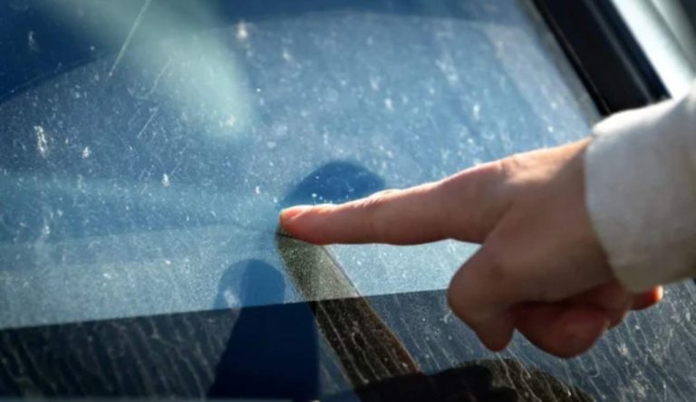 Parabrezza sporco (Depositphotos foto) - www.rally.it