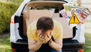 Uomo disperato e spese (Pexels foto) - www.rally.it