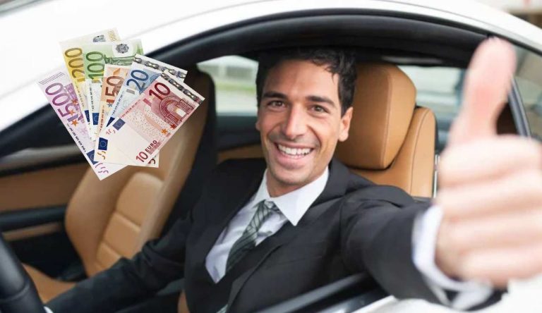 Uomo felice guida con soldi (Depositphotos foto) - www.rally.it