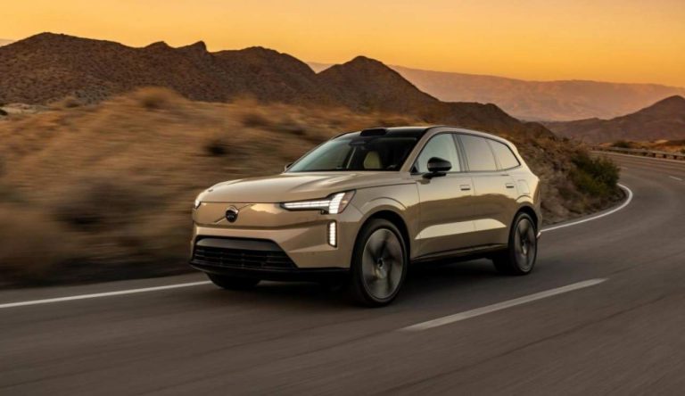 Volvo EX90 su strada